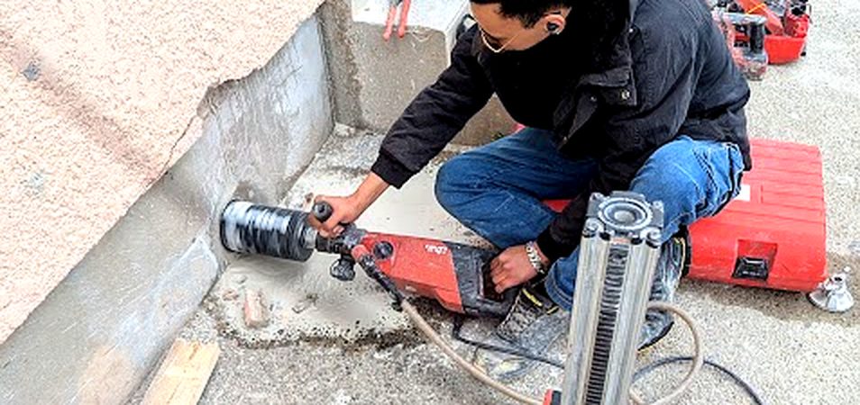 Carottage d'un mur pour passage de canalisation